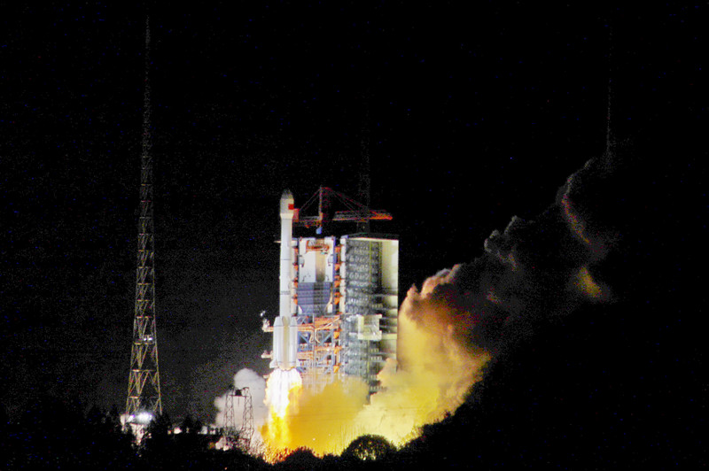 3月10日0时28分，我国长征系列运载火箭在西昌卫星发射中心完成了第300次发射，成功利用长征三号乙运载火箭将“中星6C”通信卫星送入太空。至此，中国航天迎来了历史新篇章。图为长三乙火箭点火升空。