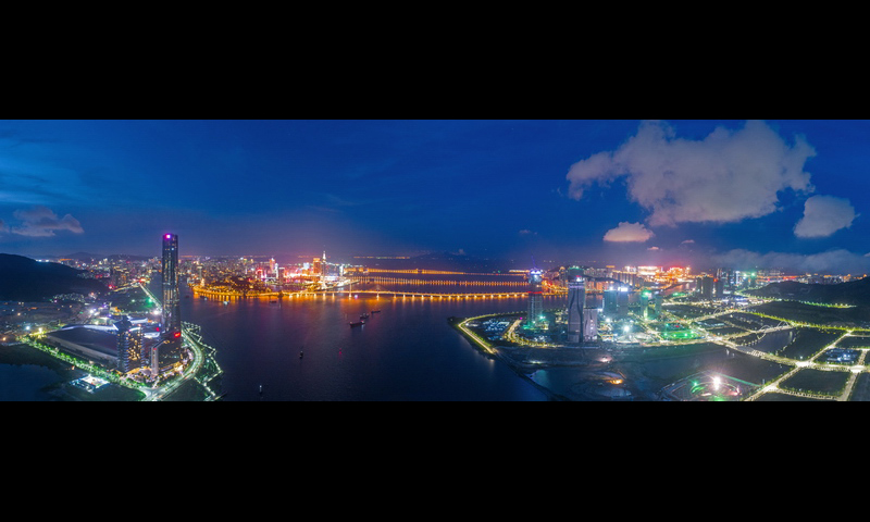 2019年3月5日，珠海建市40周年。夜晚的港珠澳大桥、日月贝、十字门流光溢彩，无处不在的电网让珠海变得五光十色，与一水之隔的澳门交相辉映。图为珠港澳夜景。
