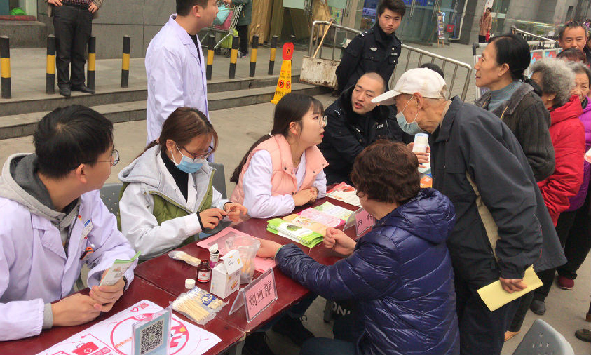 图为中国航发西航的志愿者开展健康义诊，用丰富多彩的志愿活动服务身边人。