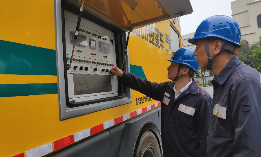 图为3月3日，南方电网广东清远供电局工作人员调试移动箱变车，确保两会期间安全稳定供电。（黄章娉 摄）