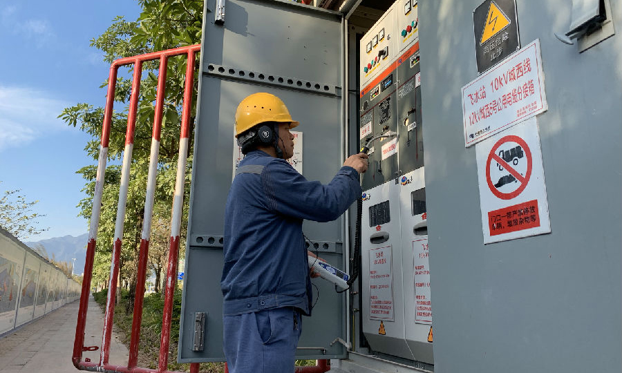 图为3月3日，南方电网广东清远供电局工作人员对辖区内的配电设备进行特巡，确保两会期间安全稳定供电。（姚荣基 摄）