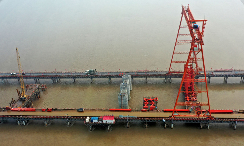 图为3月3日，施工中的郑济高铁郑州黄河特大桥。（新华社记者 朱祥 摄）