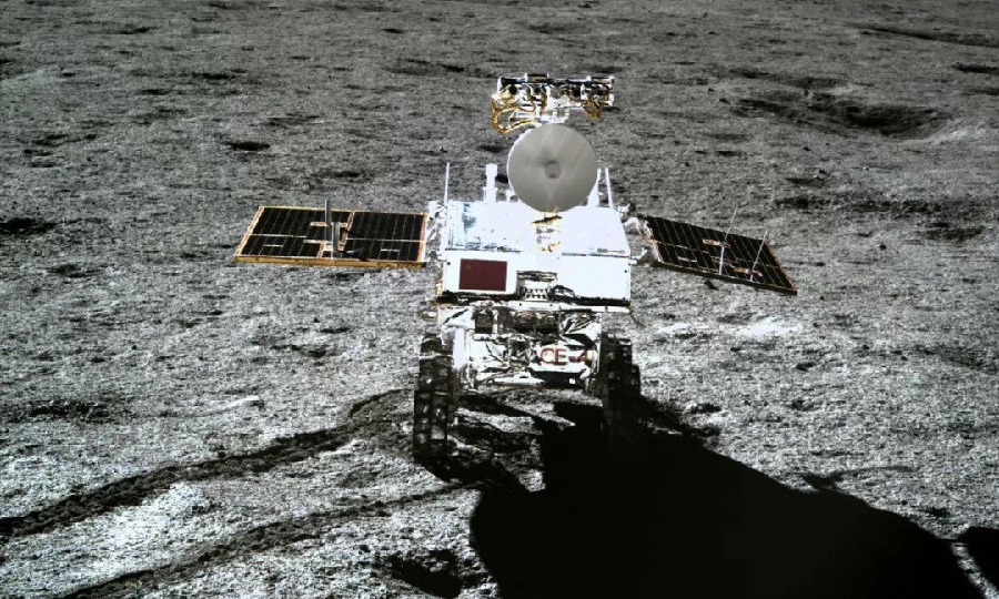 2月28日10时51分，玉兔二号月球车自主唤醒。中继前返向链路建立正常，平台工况正常，目前正在进行状态设置，按计划开始第三月昼后续工作。据了解，嫦娥四号着陆器预计3月1日唤醒。此前，嫦娥四号和玉兔二号于2月11日再次进入月夜休眠模式。