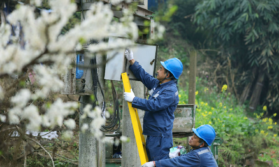 2月23日，在贵州赤水市天台镇星光村，南方电网赤水供电局工作人员在文华街道严家社区检查配电箱。