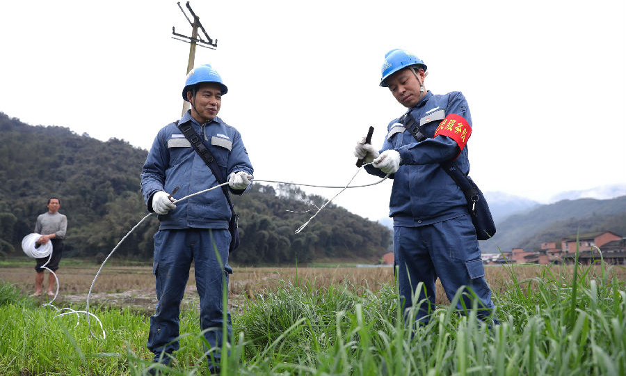 2月24日，在贵州赤水市宝源乡联奉村，南方电网贵州赤水供电局党员服务队在帮助农民安装抽水电源。