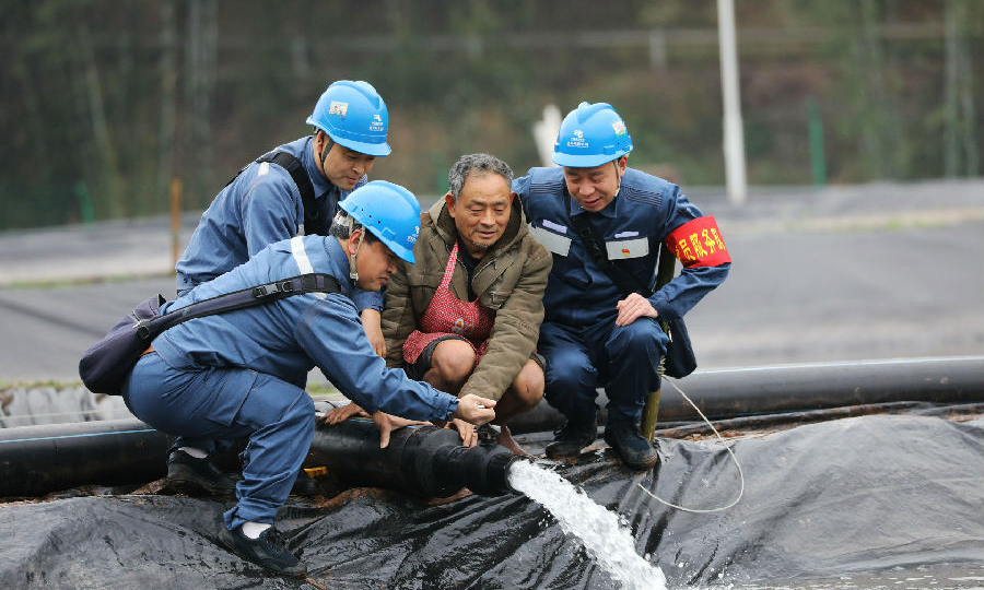 2月24日，在贵州赤水市宝源乡联奉村，南方电网贵州赤水供电局党员服务队在测试排灌设施情况。