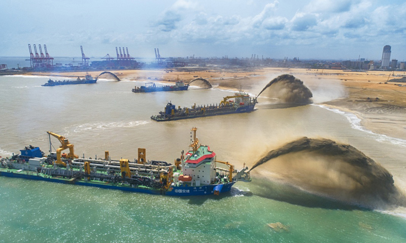图为2018年6月20日，在斯里兰卡科伦坡，港口城项目工地上来自中国的四条大型耙吸挖泥船同时在吹沙。（中国港湾科伦坡港口城项目部供图）