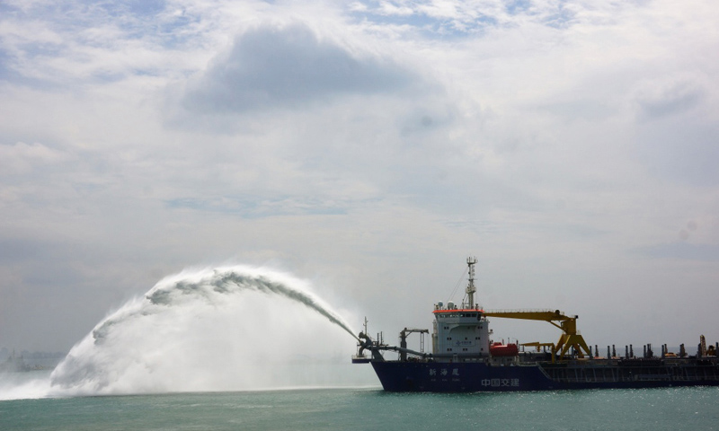 图为2017年12月16日，来自中国的“新海凤”号耙吸挖泥船正在科伦坡港口城项目工地海域工作。（新华社记者 唐璐 摄）