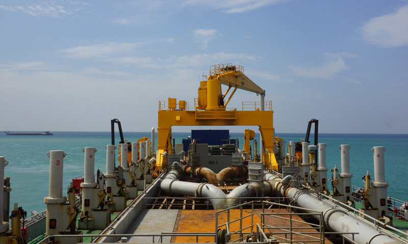 图为2017年12月16日在斯里兰卡科伦坡港口城项目工地上拍摄的“万顷沙”号耙吸挖泥船船体。（新华社记者 唐璐 摄）