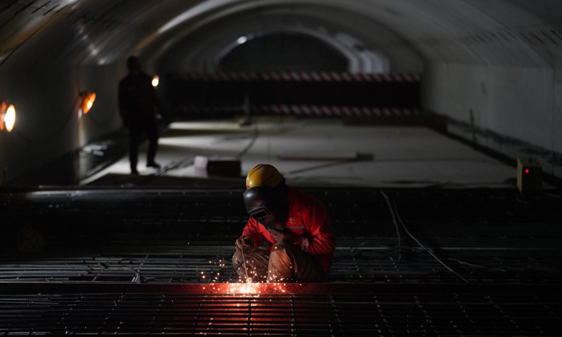 图为12月28日，中国铁建十四局的工人在位于北京延庆的隧道内施工。（新华社记者 邢广利 摄）