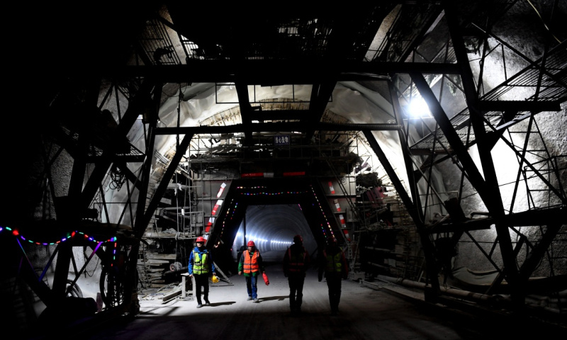图为12月25日，工程技术人员在隧道内施工。（新华社记者 朱祥 摄）