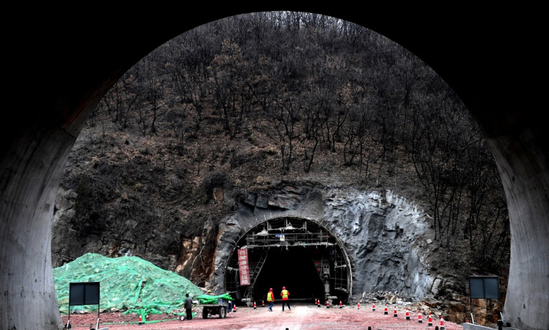 图为12月25日拍摄的隧道施工现场。（新华社记者 朱祥 摄）