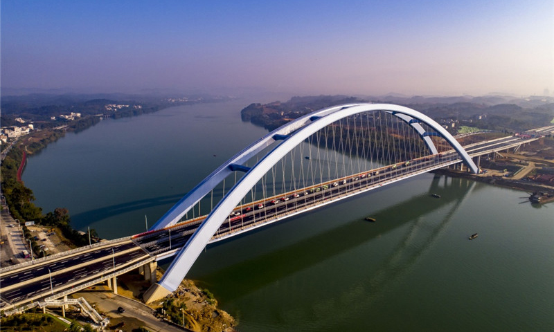 11月27日，由中铁上海工程局投资建设的广西柳州官塘大桥建成通车。图为参加通车仪式的车辆通过广西柳州官塘大桥。新华社发（李斌 摄）