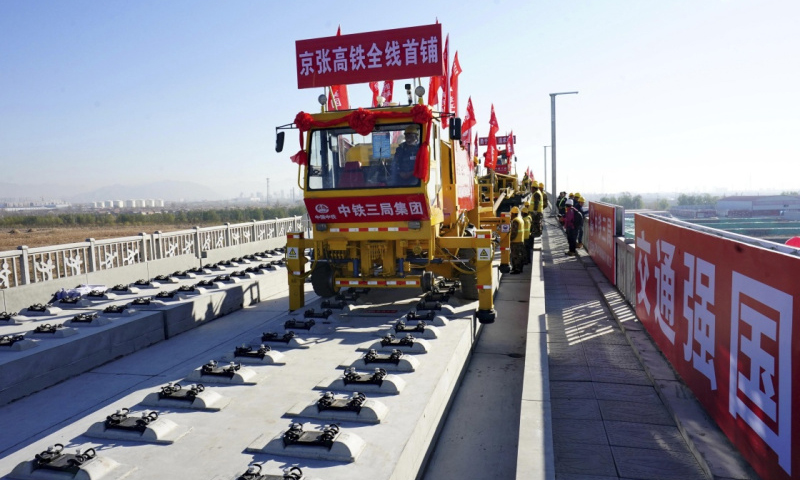 图为11月1日，中铁三局的工人在京张高铁河北怀来段铺轨现场工作。（新华社记者 杨世尧 摄）