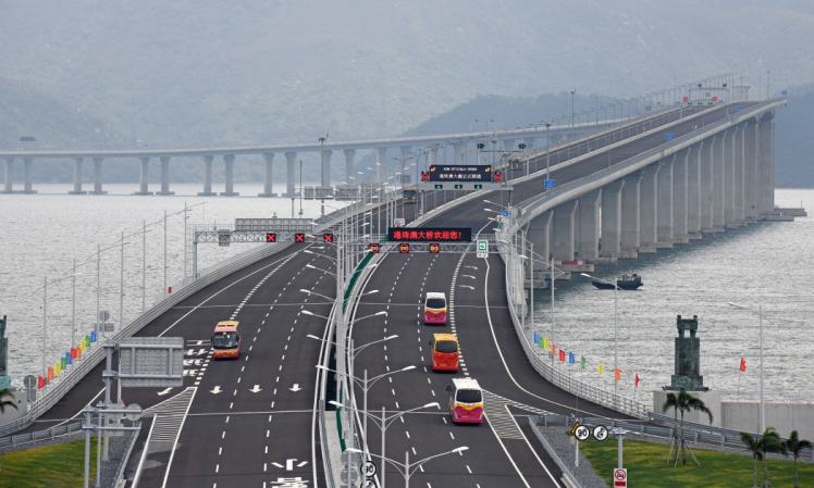 图为10月24日，车辆行驶在港珠澳大桥上。（新华社记者 梁旭 摄）
