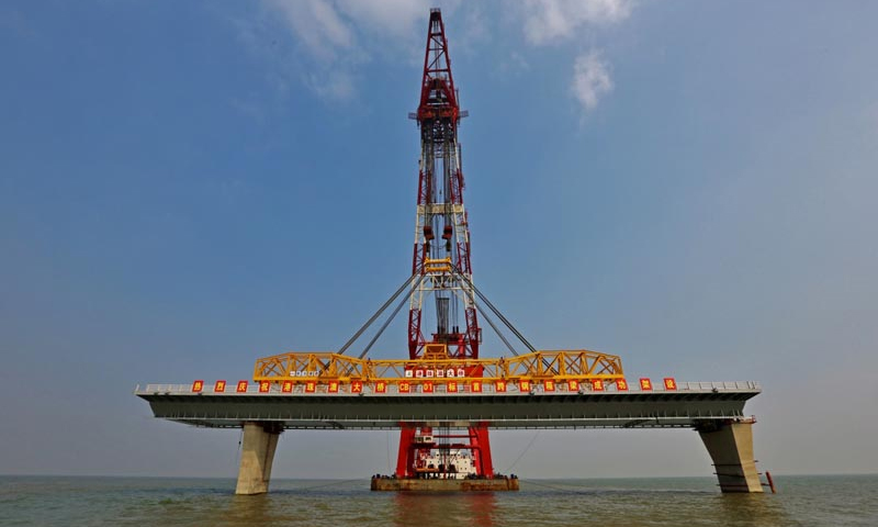 图为2014年1月19日，港珠澳大桥首跨钢箱梁成功完成在深海区的架设。新华社发（王超英 摄）