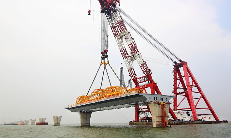 图为2014年1月19日，港珠澳大桥首跨钢箱梁成功完成在深海区的架设。新华社发（港珠澳大桥局提供）