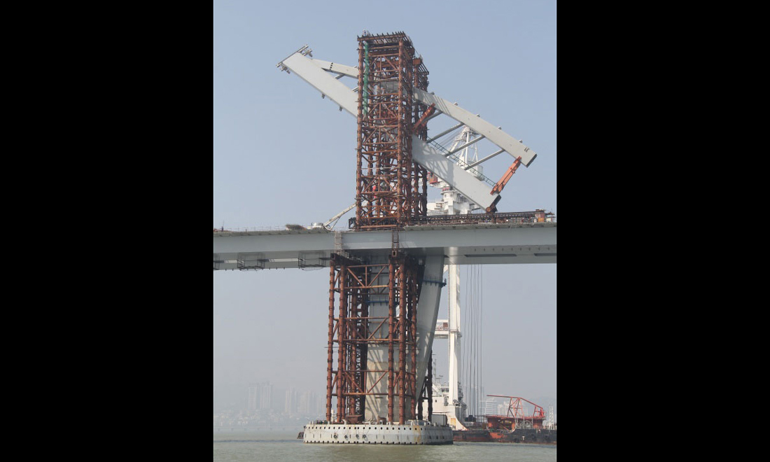 图为2015年2月2日，港珠澳大桥主体工程第一座桥塔——九洲航道桥206号墩上塔柱完成整体提升竖转。新华社发（港珠澳大桥局提供）