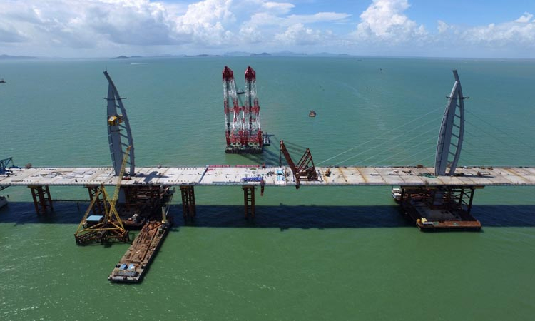 图为2016年6月29日，无人机拍摄的港珠澳大桥主体桥梁合龙画面。（新华社记者 梁旭 摄）
