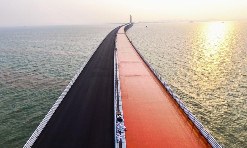 图为2017年4月29日，正在铺设沥青的港珠澳大桥江海航段桥面，红色是铺设沥青前的保护涂层。（新华社记者 刘大伟 摄）