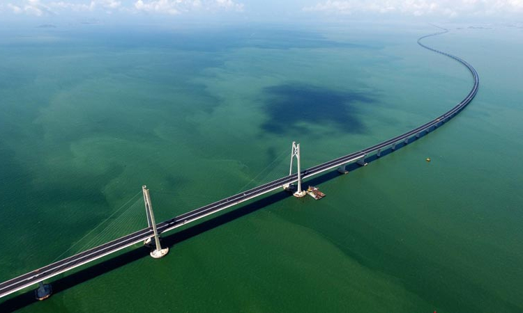图为2017年6月6日，建设中的青州航道桥和中国结桥塔。（新华社记者 梁旭 摄）