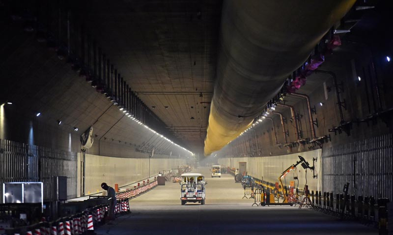 图为2017年7月5日拍摄的建设中的海底隧道。7月7日，港珠澳大桥海底隧道正式贯通，港珠澳大桥实现了主体工程全线贯通。（新华社记者 梁旭 摄）