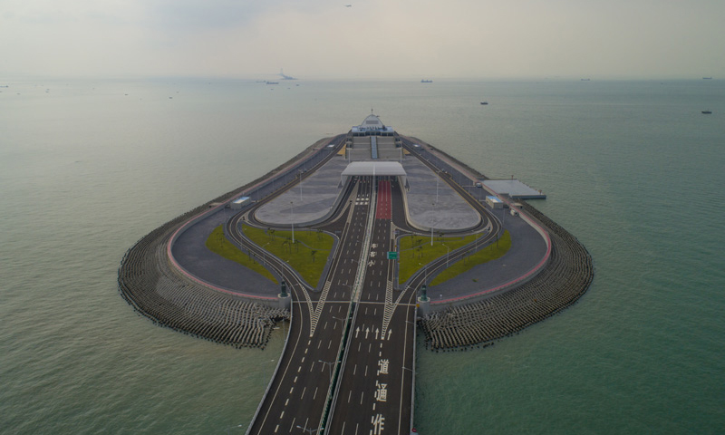 港珠澳大桥香港段由东端的香港口岸人工岛和向西连接大桥主体的12公里香港接线组成，是这一超级跨海通道的重要组成部分。图为10月13日无人机拍摄的港珠澳大桥香港段人工岛。（新华社记者 吕小炜 摄）