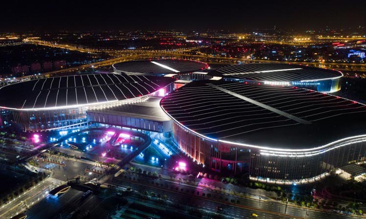 图为夜幕下的中国国际进口博览会举办场地——国家会展中心（上海）。（新华社记者 丁汀 摄）