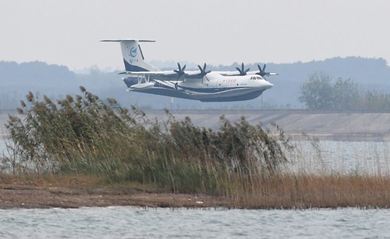 图为10月20日，“鲲龙”AG600在水面上低空飞行。（新华社记者 程敏 摄）
