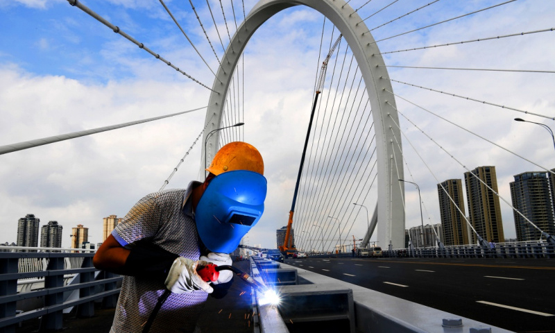 图为9月26日，一名工人在白沙大桥上进行焊接施工。新华社发（黎寒池 摄）