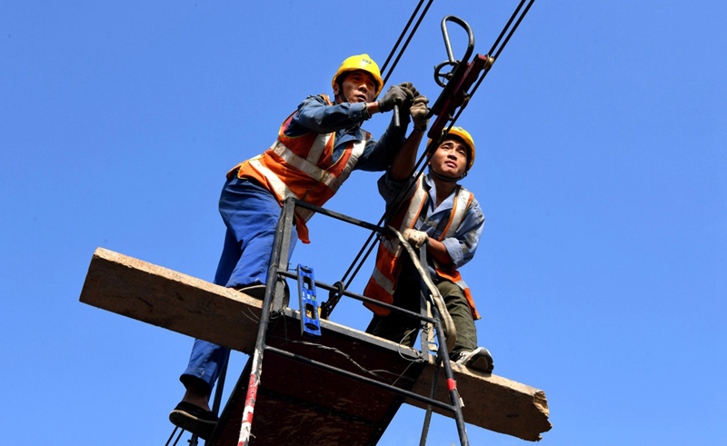 图为9月24日，中铁电气化局的工作人员在郑州轨道交通5号线五龙口停车场进行作业。（新华社记者 李安 摄）
