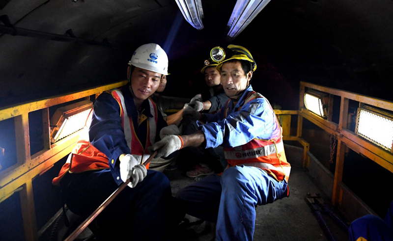 图为9月24日，中铁电气化局的工作人员在郑州轨道交通5号线隧道内进行作业。（新华社记者 李安 摄）