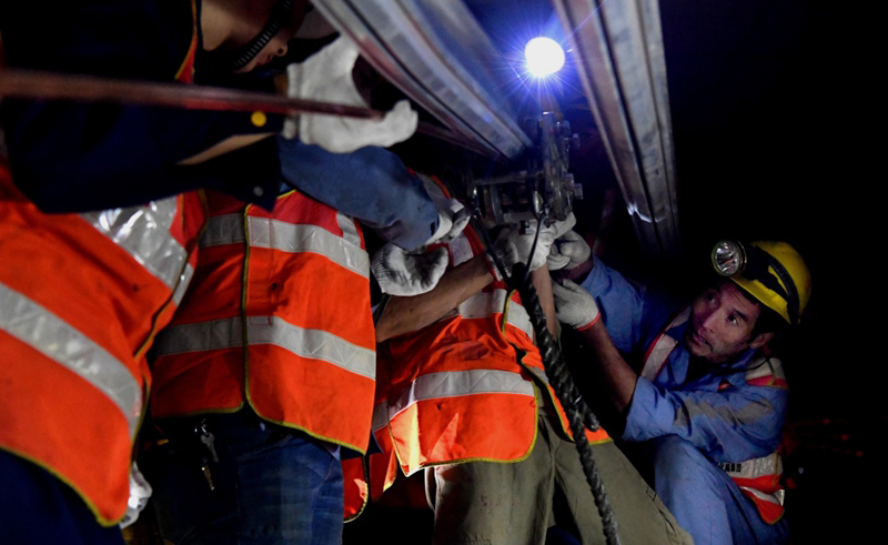 图为9月24日，中铁电气化局的工作人员在郑州轨道交通5号线隧道内进行作业。（新华社记者 李安 摄）