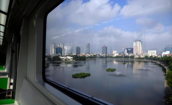 图为9月20日在轻轨客车上拍摄的越南首都河内景色。新华社发（吴明进摄）