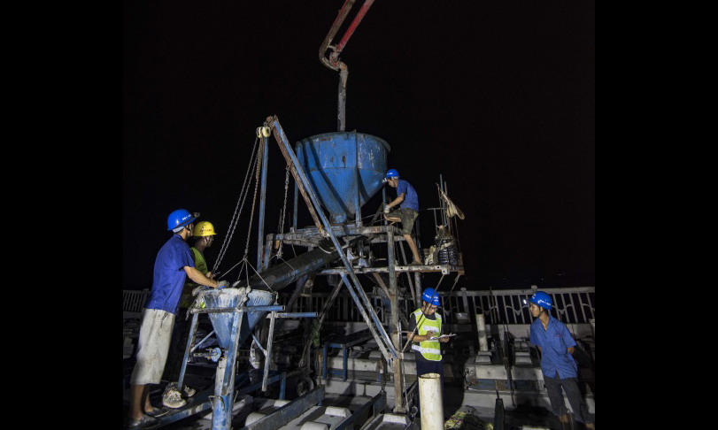 图为8月30日晚上，中铁十一局职工在昌赣高铁孙渡特大桥上进行自密实混凝土灌注。（新华社记者 杜华举 摄）
