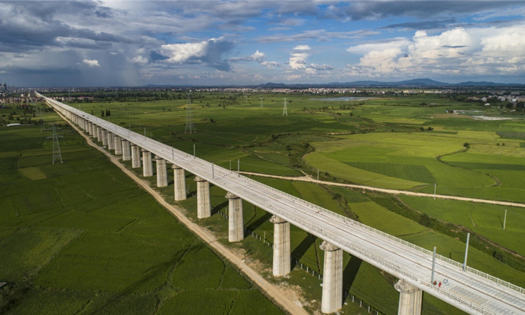 图为已经完成无砟轨道板铺设的昌赣高铁孙渡特大桥。（新华社记者 杜华举 摄）