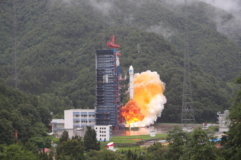 据介绍，卫星经过3个多小时的飞行，经轨控和相位捕获后，进入工作轨道。后续将进行集成测试与试验评估，并与此前发射的8颗北斗三号卫星进行组网运行。根据计划，今年年底前将建成由18颗北斗三号卫星组成的基本系统，为“一带一路”沿线国家提供服务。从这次发射开始，北斗卫星组网发射进入前所未有的高密度期。新华社发（梁珂岩 摄）