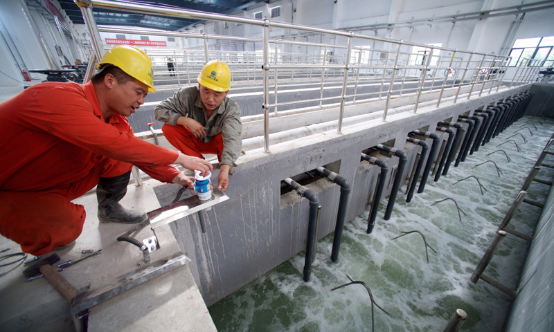 7月2日，中铁上海工程局安装人员在福州洋里污水厂二期MBR池调试液位计。（新华社记者 姜克红 摄）