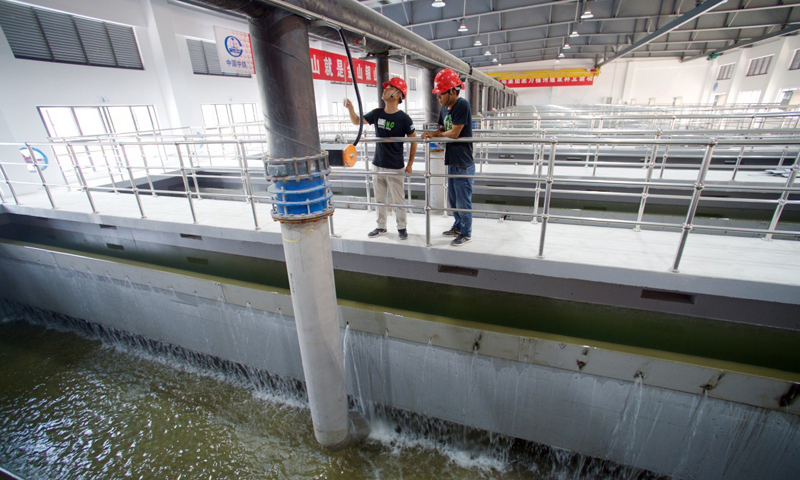 7月2日，中铁上海工程局技术人员在福州洋里污水厂三期深床滤池查看运行情况。（新华社记者 姜克红 摄）