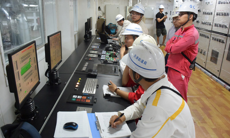 6月7日，“天鲲号”集控室工作人员在调试设备。（新华社记者 毛振华 摄）