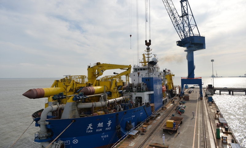 6月7日，“天鲲号”停泊在江苏启东的船厂码头。（新华社记者 毛振华 摄）
