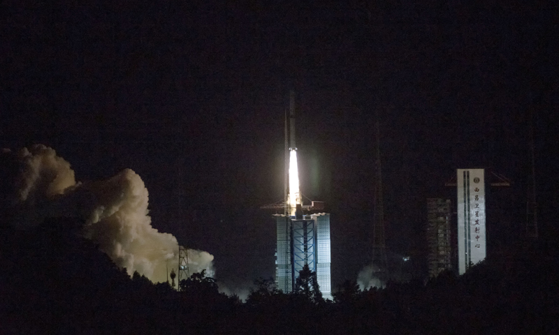 2018年5月21日5时28分，我国在西昌卫星发射中心用长征四号丙运载火箭，成功将探月工程嫦娥四号任务“鹊桥”号中继星发射升空。这是世界首颗运行于地月拉格朗日L2点（简称地月L2点）的通信卫星，将为2018年底择机实施的嫦娥四号月球背面软着陆探测任务提供地月间的中继通信。（新华社记者 才扬 摄）