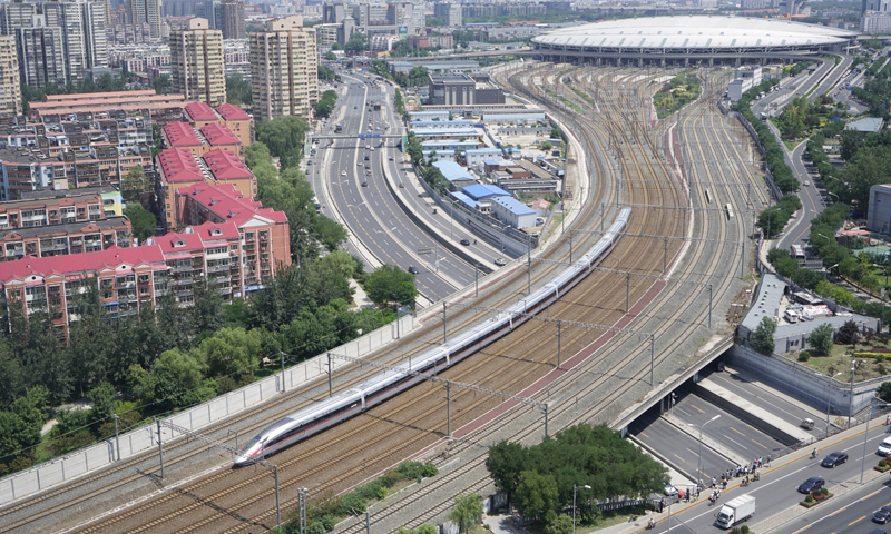 中国标准动车组“复兴号”G123次列车从北京南站首发（2017年6月26日摄）。（新华社记者 邢广利 摄）