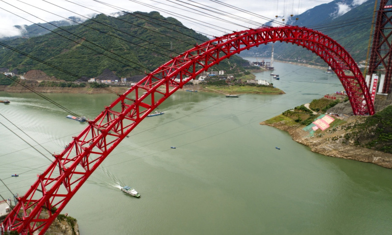 香溪长江大桥是三峡移民后续工作的重大项目之一，位于三峡库区湖北省秭归县内，桥梁全长883.2米，主跨531.2米，桥面宽32.3米，为一跨过江、双向四车道公路桥。新华社发（王罡 摄）