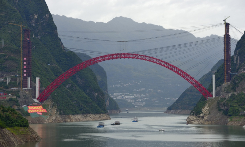 5月22日，由中铁大桥局承建的世界最大跨度钢箱桁架推力式拱桥——香溪长江大桥主拱成功合龙。新华社发（雷勇 摄）