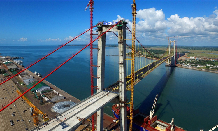 这座总长3公里多的跨海大桥建成后，将以680米长的主跨，成为非洲主跨径最大的悬索桥，并极大便利马普托和对岸卡腾贝之间的交通。新华社发
