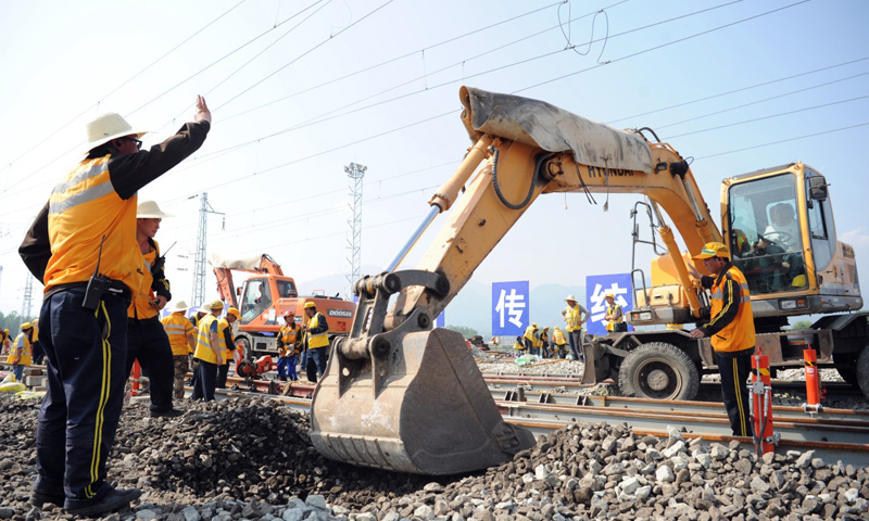 褒河站位于陕西省汉中市汉台区，改建、新建线路较多。阳安二线是阳（平关）安（康）铁路的增线，西起宝成铁路阳平关车站，东至安康，与襄渝铁路接轨。新华社发（张博文 摄）