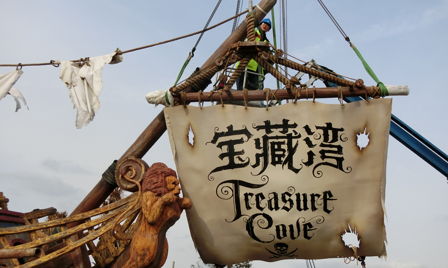 青年员工将象征海盗的旗帜在上空悬起。宝藏湾从电影屏幕搬到上海，背后是5万张图纸的反复计算和打磨。工匠们的创造力，将无数不可实现的任务，从童话变为了现实。（作者：王成）
