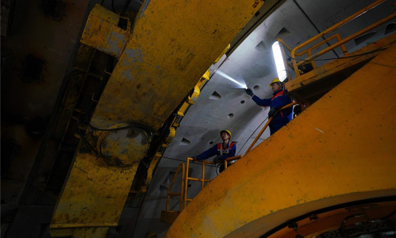 4月25日，中国中铁隧道集团的工人在京沈高铁望京隧道施工。（新华社记者 邢广利 摄）