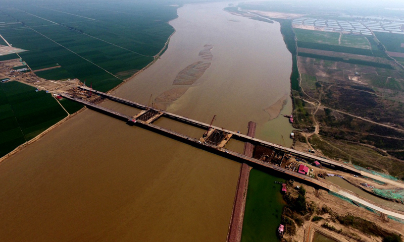 目前，由中铁大桥局承建的郑（州）济（南）高速铁路郑州黄河特大桥建设工程目前进入全面施工阶段。郑济高速铁路郑州黄河特大桥主桥及南引桥全长4377米，采用公路、铁路上下层合建的布置形式，设计4线铁路、6车道快速路，预计2020年4月完工。图为4月17日，施工中的郑济高铁郑州黄河特大桥（无人机航拍）。（新华社记者 朱祥 摄）